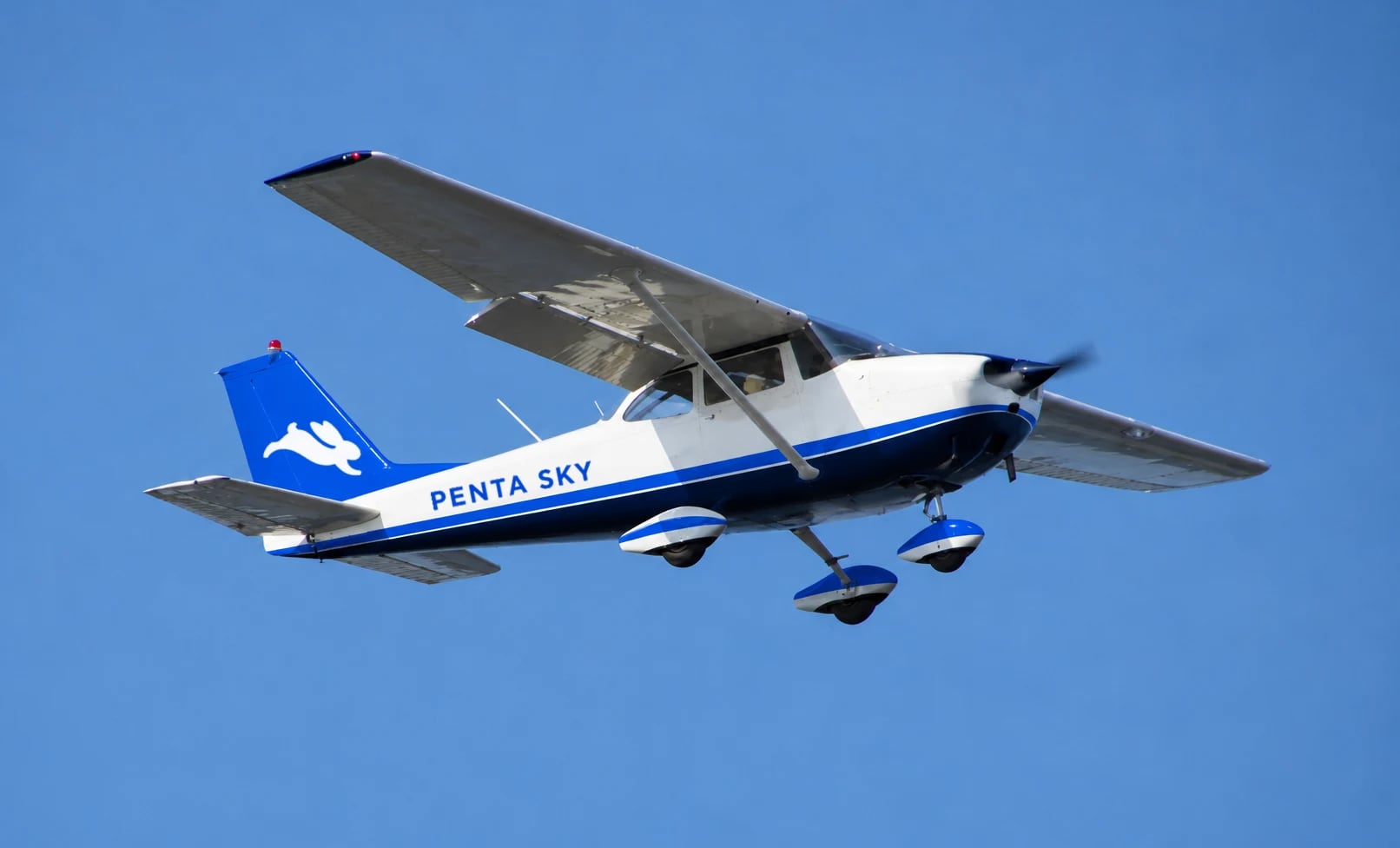 Penta Sky ranglaridagi Cessna 172 havoda